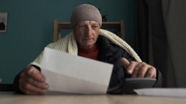 Öreg Ember Néz Magas Számlák Villamos Energia Gáz Fűtés Hideg — Stock videók