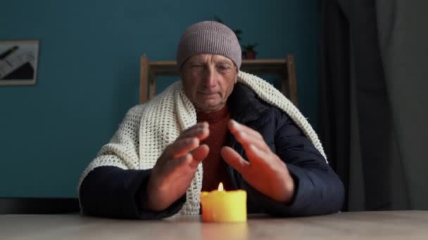 Starší Muž Teplém Zimním Klobouku Šále Sedí Doma Stolu Ohřívá — Stock video