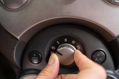 Arabanın havalandırma sistemini açarken görüntüyü kapat. Kadın sürücü