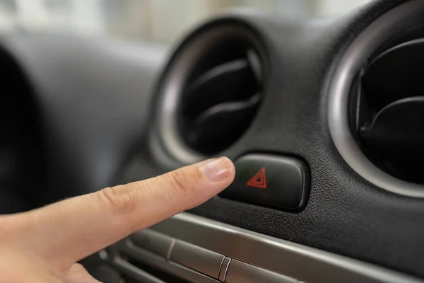 Kvinnligt Finger Trycker Nödljus Stopp Knappen Bilen Kvinna Trycker Röd — Stockfoto