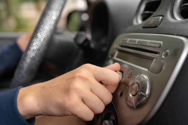 Botão Mulher Girando Rádio Carro Para Ouvir Música Transporte Conceito — Fotografia de Stock