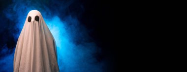 Siyah arka planda dumanlı bir hayalet. Cadılar Bayramı konsepti Pankart. Boşluğu kopyala