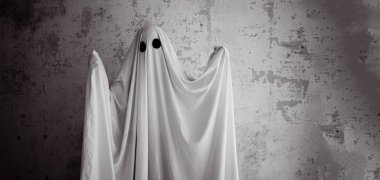 Siyah gözlü, çarşaftan yapılmış beyaz bir hayalet. Pankart. Boşluğu kopyala