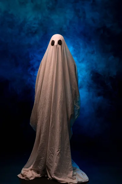 Fantasma Aterrador Cubierto Sábanas Sobre Fondo Oscuro Humo Cartel Halloween —  Fotos de Stock