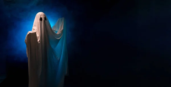 Fantasma Blanco Espeluznante Cubierto Por Una Sábana Con Ojos Parados — Foto de Stock