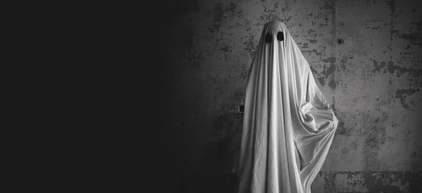 Τρομακτικό Φάντασμα Γκρι Φόντο Απόκριες Ασπρόμαυρη Φωτογραφία Μπάνερ Αντιγραφή Χώρου — Φωτογραφία Αρχείου