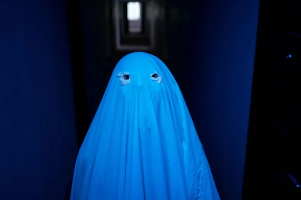 Disfraz Fantasma Una Sábana Con Agujeros Los Ojos Cortados Cerca — Foto de Stock