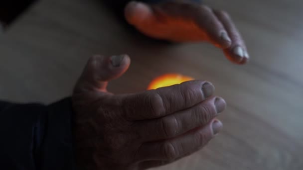 Soğuk Evde Mum Başında Erkek Eller Isınıyor Zavallı Yaşlılar Isıtma — Stok video