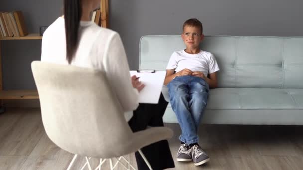 診療所の心理学者に10代の少年の訪問 彼女の問題について話しています 子供の心理学者の概念 スペースのコピー — ストック動画