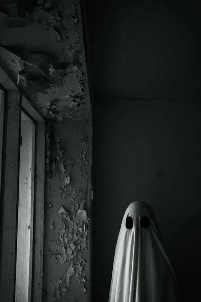 Fantasma Num Lençol Comprido Andar Casa Abandonada Numa Casa Assustadora — Fotografia de Stock
