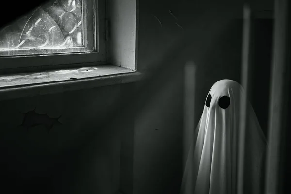 Ghost Bedekt Met Laken Trap Van Een Verlaten Gebouw Halloween — Stockfoto