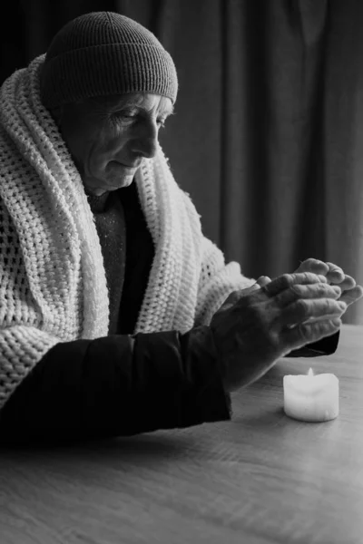 Портрет Мерзкого Старенького Чоловіка Вдома Який Гріє Руки Над Свічкою — стокове фото