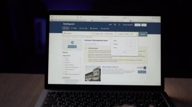 Odessa, Ukrayna - 27 Mayıs 2023: Laptop ekranında otellerin internet rezervasyonunun ana sayfası, bir bilgisayar ekranında otel rezervasyonunu aramak. Boşluğu kopyala