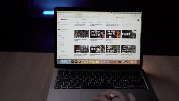Odessa Ukraina Maja 2023 Człowiek Korzystający Laptopa Aby Połączyć Się — Wideo stockowe