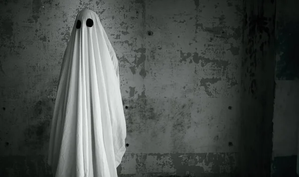 Fantasma Una Sábana Blanca Sobre Fondo Pared Casa Abandonada Blanco —  Fotos de Stock