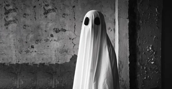 Fantasma Blanco Sobre Fondo Pared Gris Halloween Concepto Espeluznante Banner —  Fotos de Stock