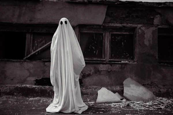Hombre Con Disfraz Fantasma Sábanas Está Cerca Edificio Abandonado Ruinas —  Fotos de Stock