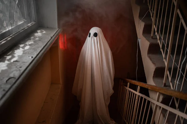 Dentro Velha Mansão Abandonada Fantasma Lençol Sobe Escadas Uma Casa — Fotografia de Stock