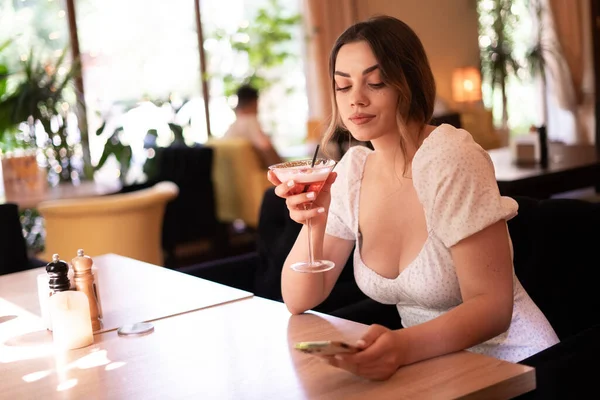 Woman Using Smartphone Bar Drinking Cocktail Having Fun Close Woman — Stock Photo, Image