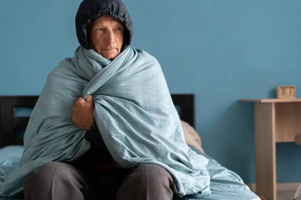 Homem Idoso Congelando Casa Inverno Sem Aquecimento Idoso Usando Chapéu Fotos De Bancos De Imagens