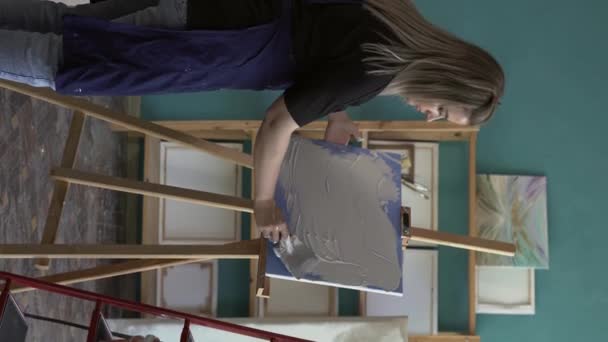 Malarka Maluje Współczesny Artystyczny Abstrakcyjny Obraz Gipsowy Płótnie Pomocą Szpachelki — Wideo stockowe