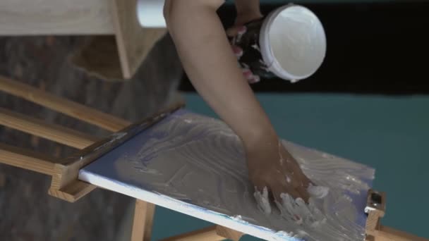 Manos Artista Con Pintura Sobre Lienzo Con Texturas Impasto Estudio — Vídeos de Stock