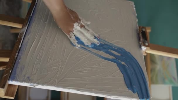 Umělkyně Maluje Tlustou Vrstvu Textury Plátno Ateliéru Umění Zblízka Svislé — Stock video