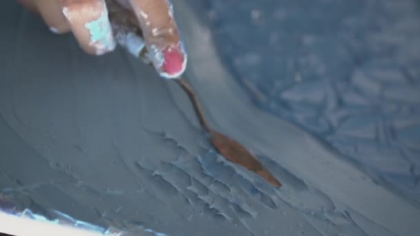 Primer Plano Detalle Mano Una Pintora Mezclando Pintura Con Cuchillo — Vídeo de stock