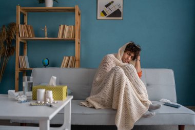 Grip olmuş hasta bir genç adam. Arap adam üşütmüş. Baş ağrısından muzdarip. Virüs ve Tıp Konsepti