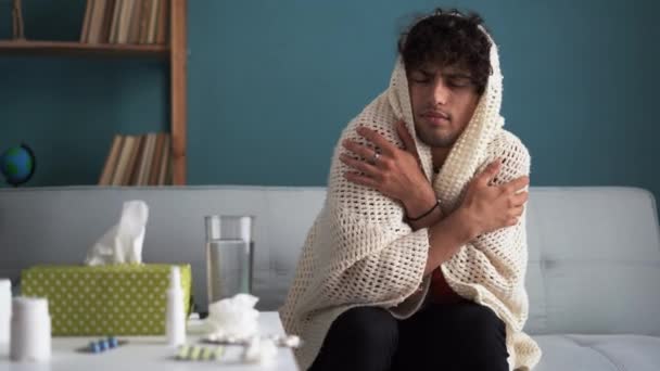 Chico Que Sufre Dolor Cabeza Resfriado Bebe Medicamentos Para Fiebre — Vídeos de Stock