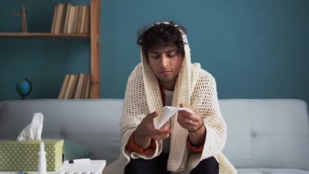 Tânăr Arab Bolnav Suferă Rinită Nas Curbat Stând Canapea Acasă — Videoclip de stoc