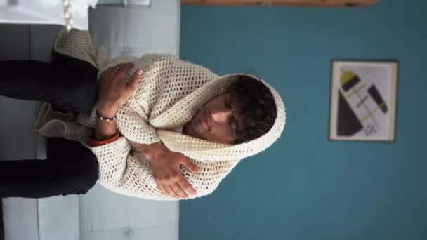 Doente Jovem Árabe Sentado Sofá Envolto Cobertor Beber Pílulas Contra — Vídeo de Stock