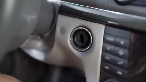 Kierowca Bliska Wkładający Klucz Zamka Zapłonowego Uruchamia Samochód Przestrzeń Kopiowania — Wideo stockowe