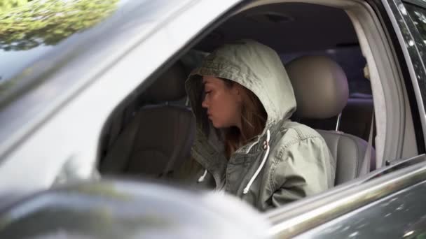 Kadın Özel Dedektif Kameralı Bir Paparazzi Arabada Oturup Gözetleme Objesinin — Stok video