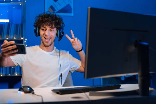 Arab Srác Gamer Egy Headset Játszik Számítógépes Játékok Számítógép Éjjel — Stock Fotó