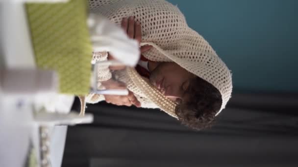 Арабський Хлопець Який Страждає Від Застуди Нежиті Розбризкує Носовий Спрей — стокове відео