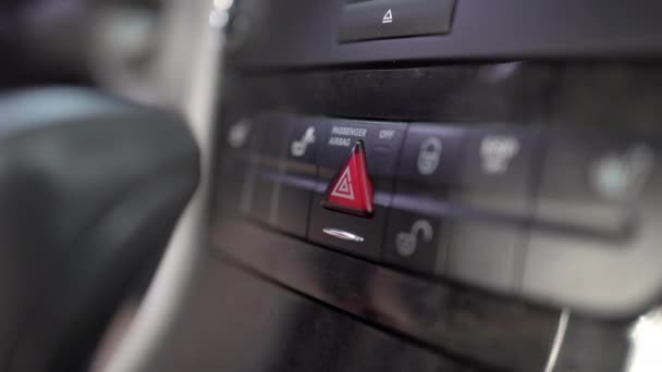 女用手指在汽车仪表盘上按下紧急按钮 有问题 复制空间 — 图库视频影像
