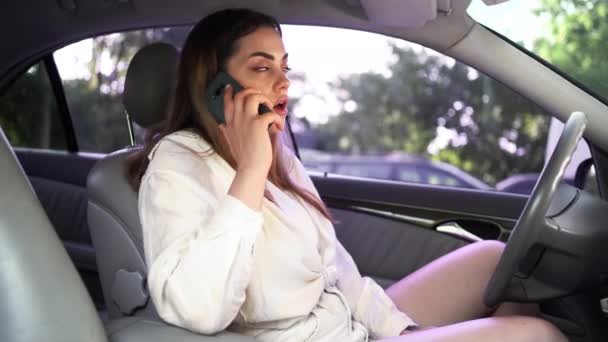 Kobieta Samochodzie Rozmawia Przez Telefon Komórkowy Podczas Jazdy Piękna Dziewczyna — Wideo stockowe