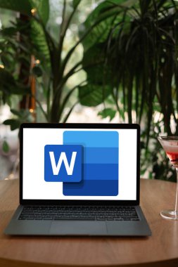 Odessa, Ukrayna - 14 Haziran 2023: Microsoft Word 'ün logosu, laptop ekranında Microsoft tarafından geliştirilen bir kelime işlemcisi. Boşluğu kopyala