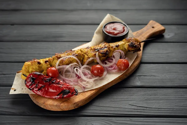 Brochetas Carne Parrilla Shish Kebab Con Verduras Sobre Tabla Madera — Foto de Stock