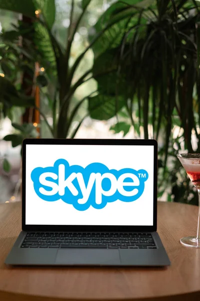 Odessa Ukrajna Június 2023 Laptop Számítógép Kávézóasztalon Skype Logó Megjelenítése — Stock Fotó