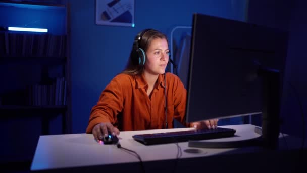 Gamer Woman Win Online Video Game Computer Happy Girl Headphones — Stock Video