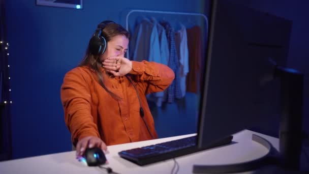 Cansado Gamer Jogar Jogo Online Enquanto Sentado Casa Noite Néon — Vídeo de Stock