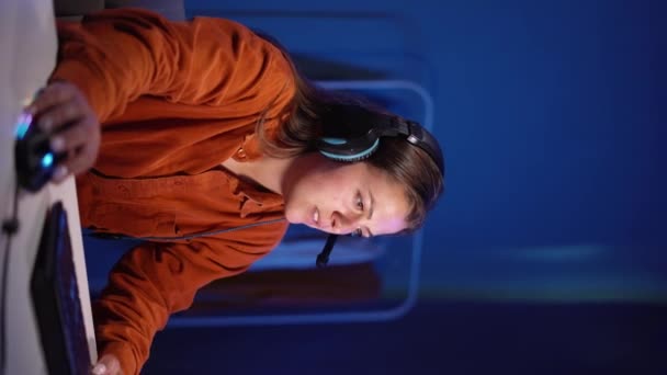 Oyuncu Kadın Internette Bilgisayar Oyunu Kazandı Kulaklıklı Mutlu Kız Diğer — Stok video