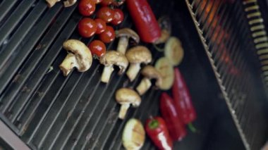 Kiraz domatesleri, mantarlar ve ızgara dolmalık biberler, barbekü sebzeleri. Açık havada yaz mangalı. Dikey video