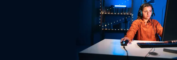 Junges Spielermädchen Beim Spielen Von Videospielen Mit Neonlicht Ihrem Zimmer — Stockfoto