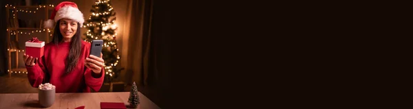 Счастливая Женщина Показывает Подарок Время Видеозвонка Смартфону Канун Рождества Дома — стоковое фото