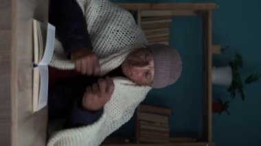 Yaşlı adam evde üşüyormuş, ısıtma sorunu varmış, kitap okurken odada donuyormuş. Dikey video