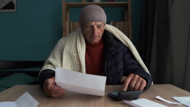Trauriger Älterer Herr Warmem Karo Der Tisch Sitzt Die Stromrechnung — Stockvideo