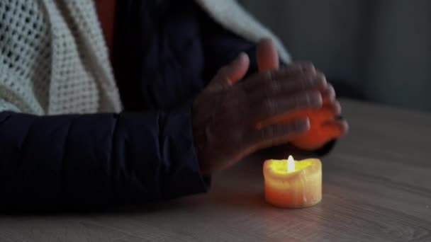Homem Sênior Sem Eletricidade Casa Com Vela Mãos Perto Desligamento — Vídeo de Stock